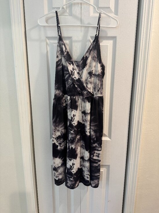 Dresses & Skirts - Black Gray Tie-Dye Dress with Pockets Large V-Neck NWOT